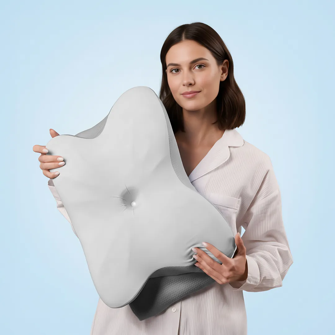 Kvinna sover fridfullt på The Sleeprs ergonomiska fjärilskudde